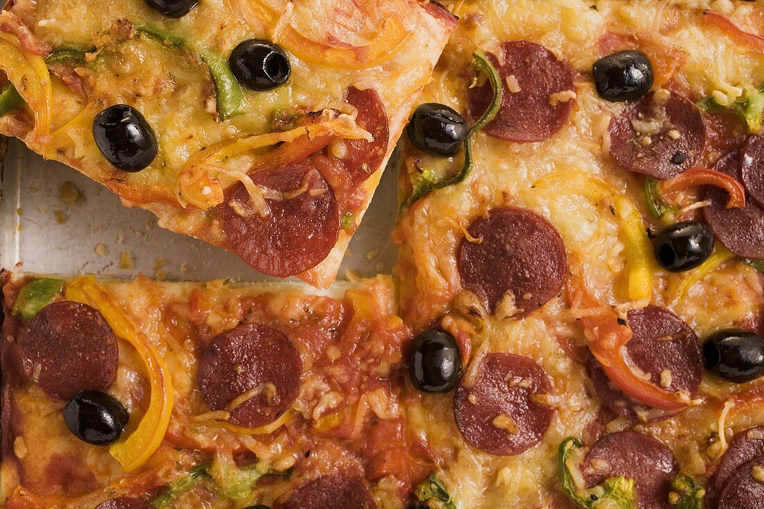 Salami-Pizza mit Paprika und Oliven