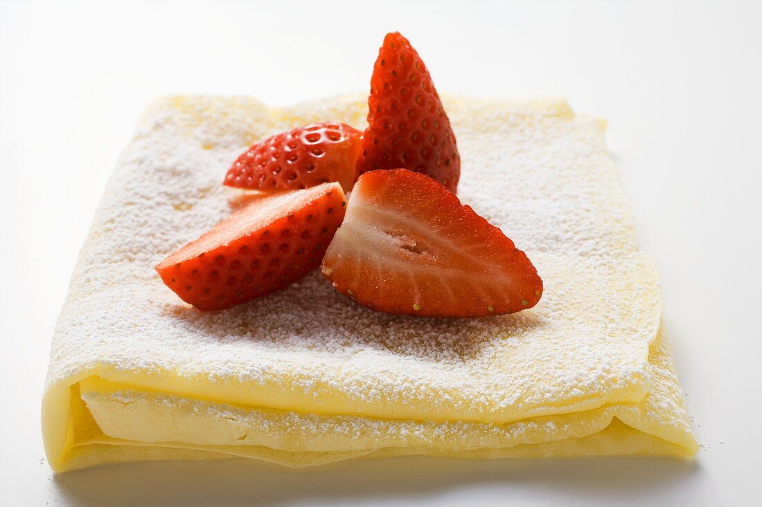 Crepes mit Puderzucker und Erdbeeren