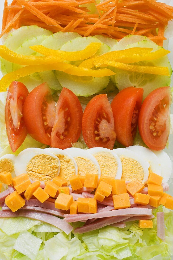 Salatplatte mit Schinken und Ei