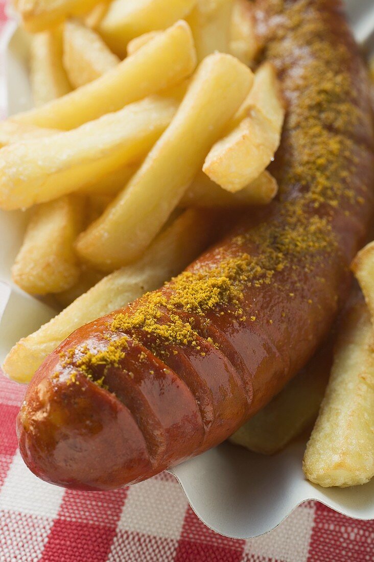 Currywurst mit Pommes Frites im Pappteller