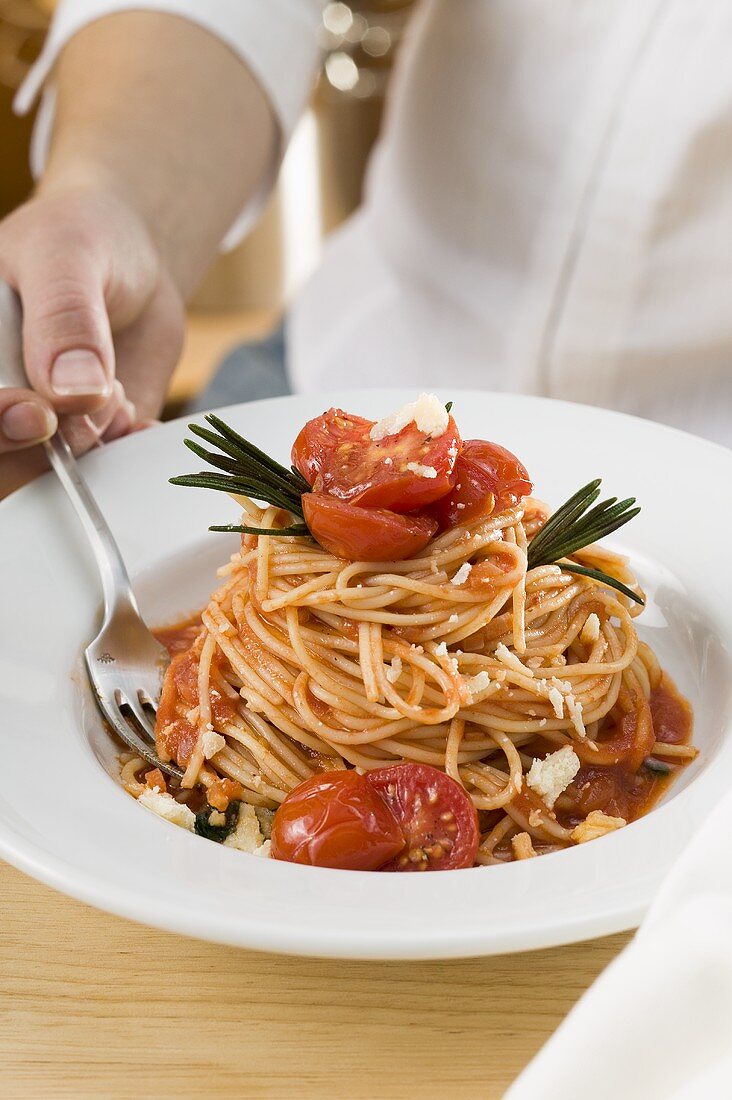 Spaghetti mit Tomaten und Ziegenkäse