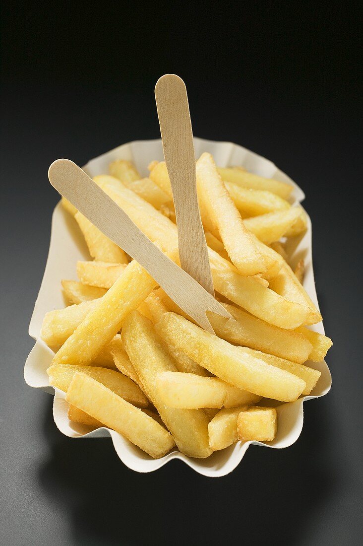 Pommes Frites im Pappschälchen