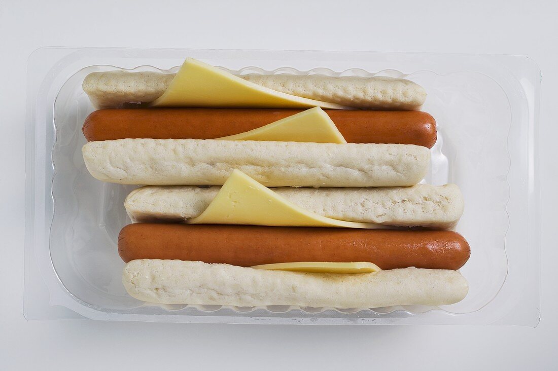 Zwei Hot Dogs in der Plastikschale