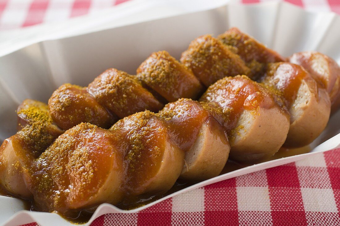 Currywurst mit Ketchup im Pappschälchen