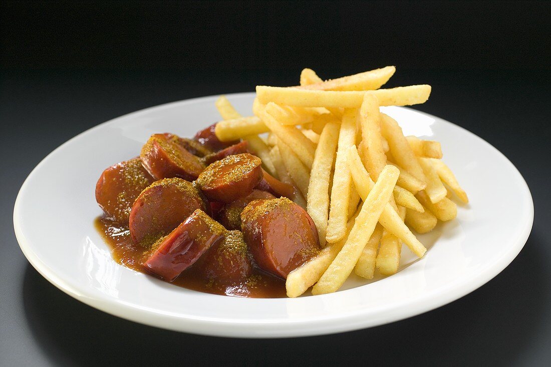 Sausage, cut into slices, with ketchup and chips