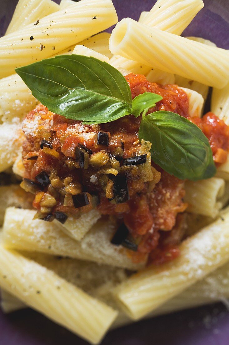 Rigatoni with tomato and aubergine sauce