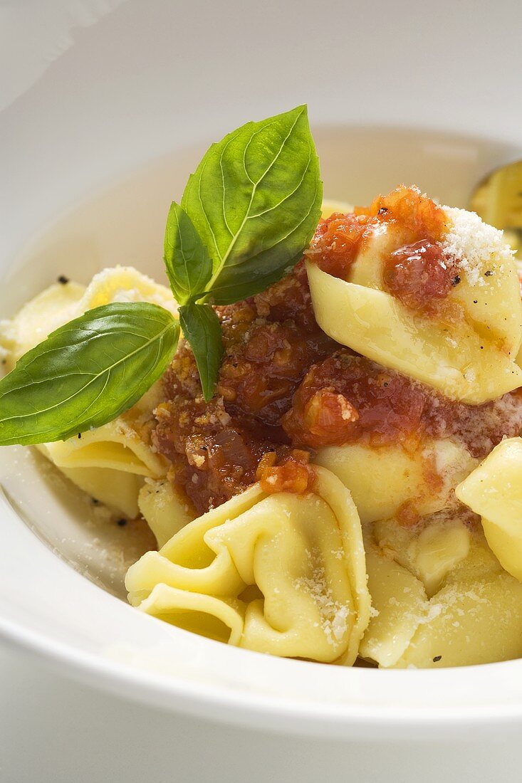 Tortellini mit Tomatensauce