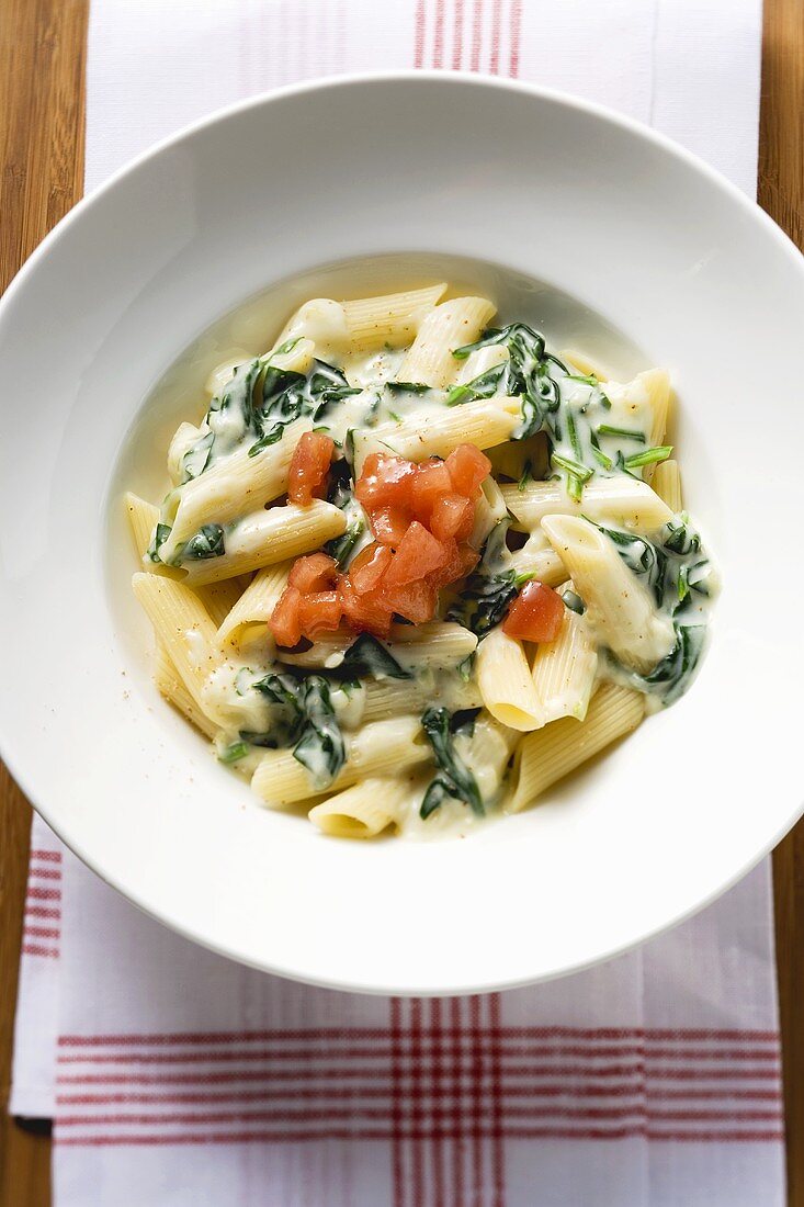 Penne mit Spinat-Sahnesauce und Tomatenwürfel