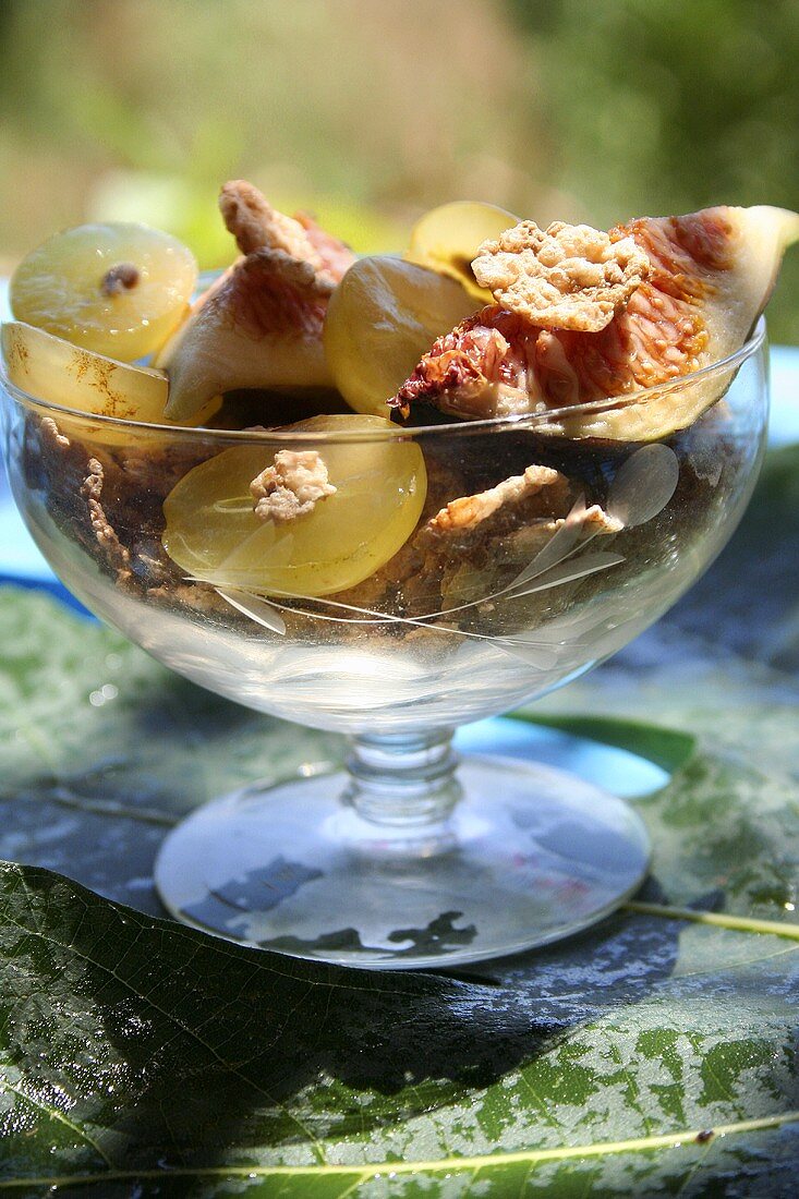 Fig and grape salad with crispy flakes