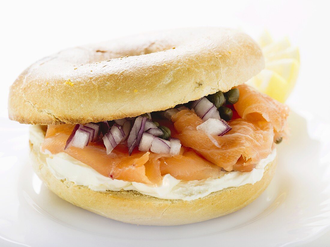 Bagel mit Lachs, Frischkäse, Zwiebeln und Kapern