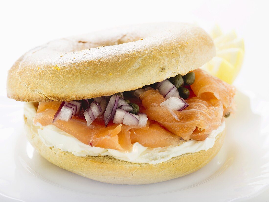 Bagel, with salmon, cream cheese, onion and capers