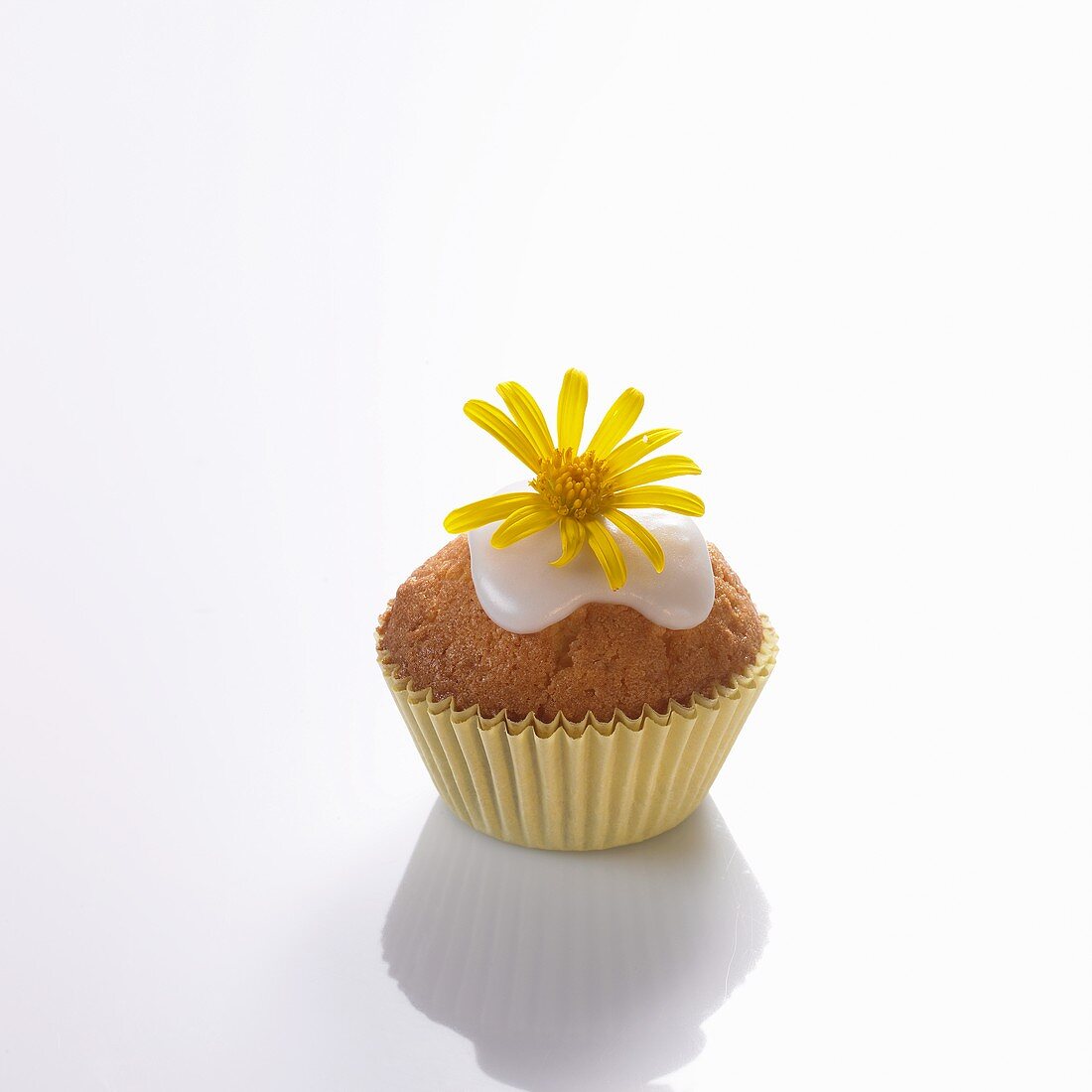 Mini-muffin with yellow daisy