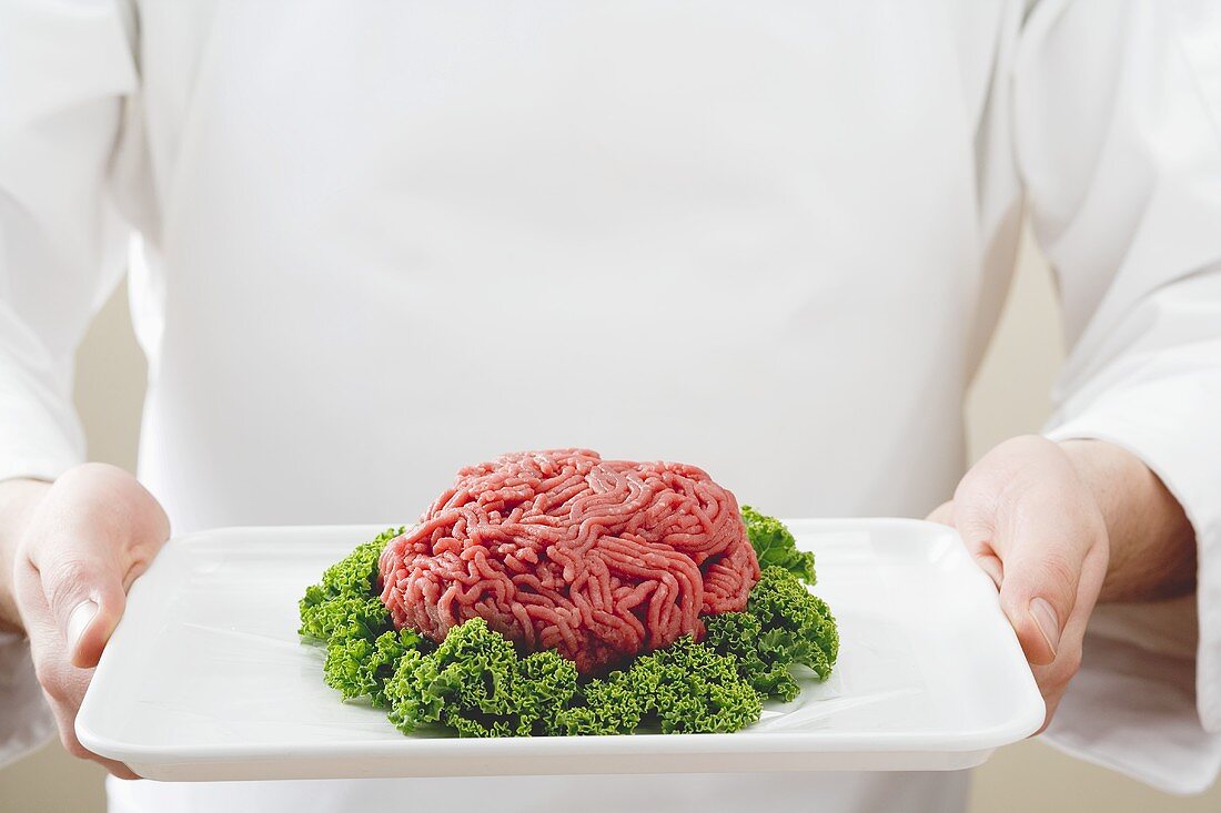 Hackfleisch mit Petersilie auf einer Platte