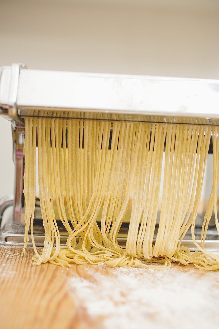 Selbstgemachte Tagliatelle in der Nudelmaschine