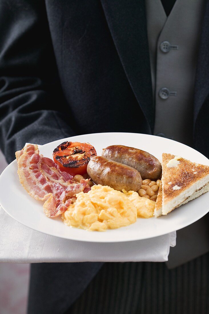 Englisches Frühstück mit Bohnen, Speck, Wurst und Ei