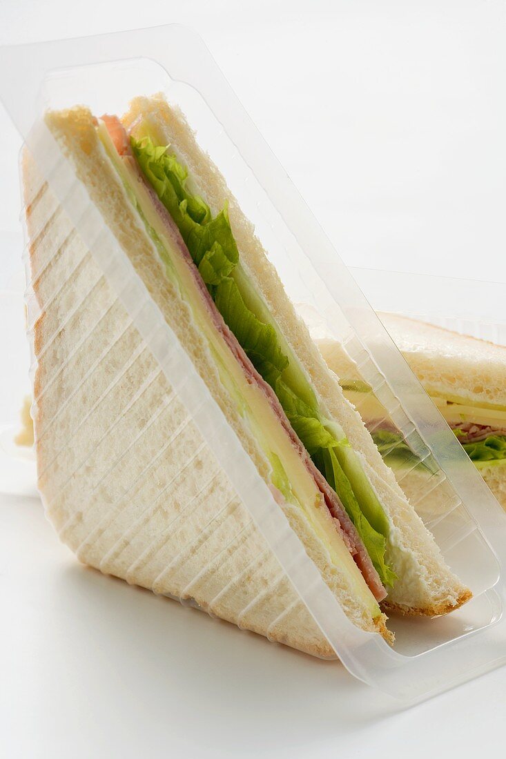 Schinken-Käse-Sandwiches in der Verpackung