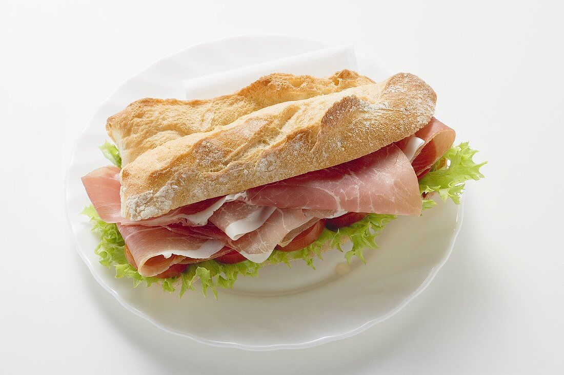 Sub-Sandwich mit rohem Schinken auf einem Teller