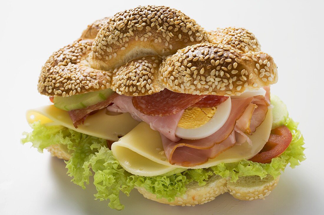 Schinken-Salami-Käse-Sandwich mit Ei