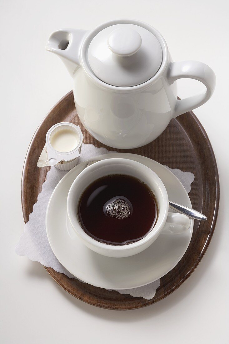 Eine Portion Kaffee mit Milch und Zucker
