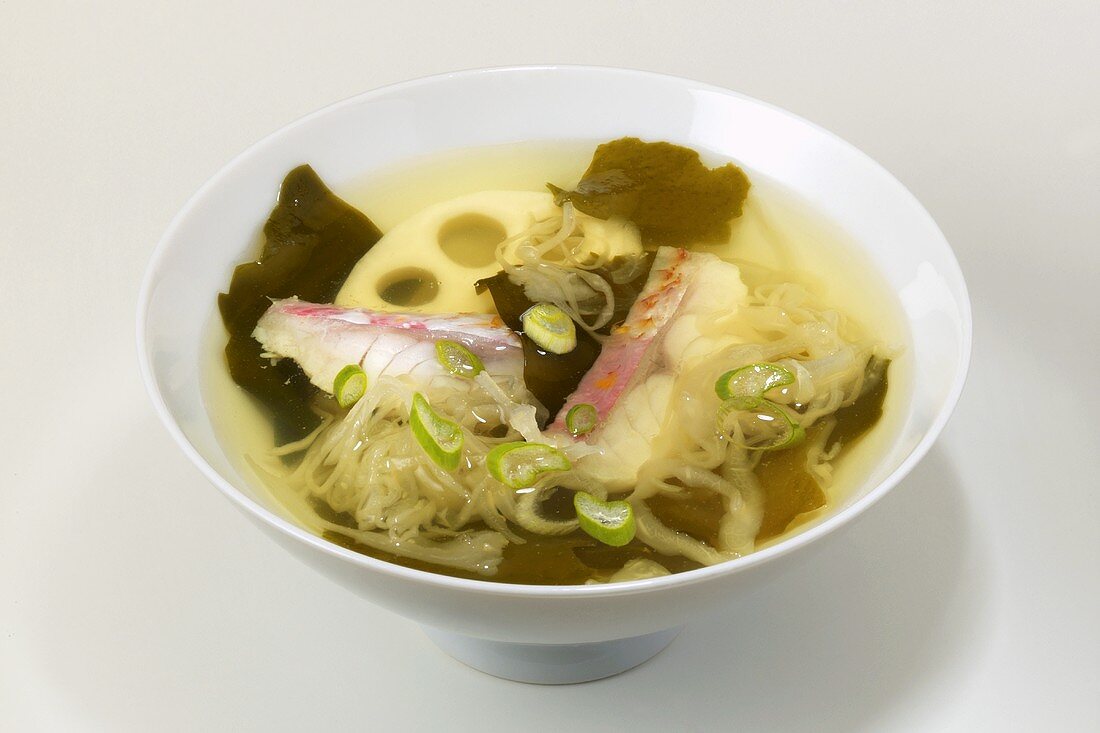 Sauerkrautsuppe mit Lotuswurzel und Fisch
