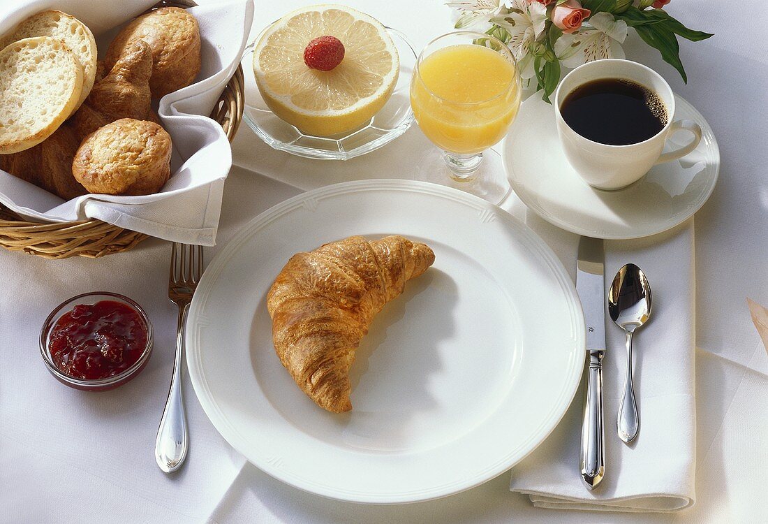 Croissant; Marmelade; Orangensaft & Kaffee 1