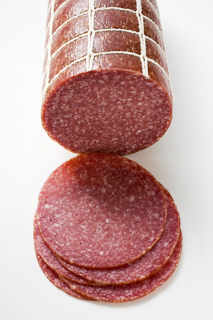 Salami am Stück und aufgeschnitten