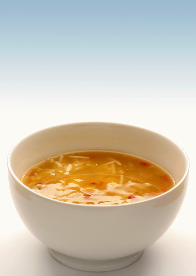 Hähnchen-Nudel-Suppe in einer Suppenschale
