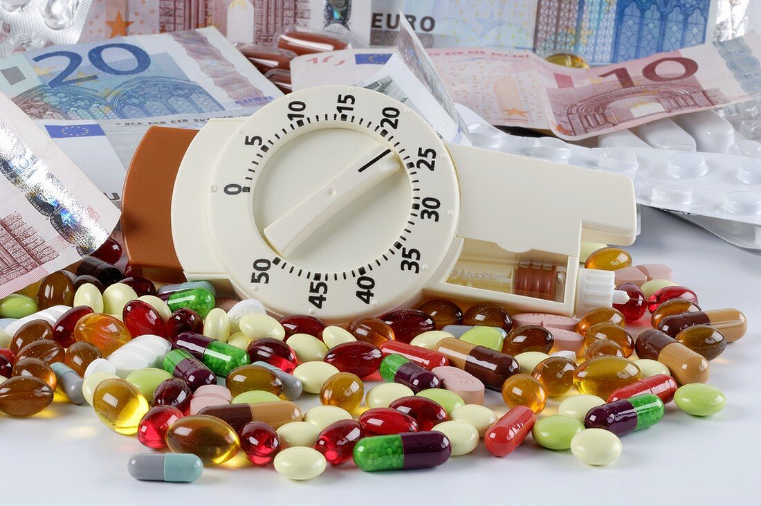 Picture symbolising 'Diabetes' (Money, tablets, insulin syringe)