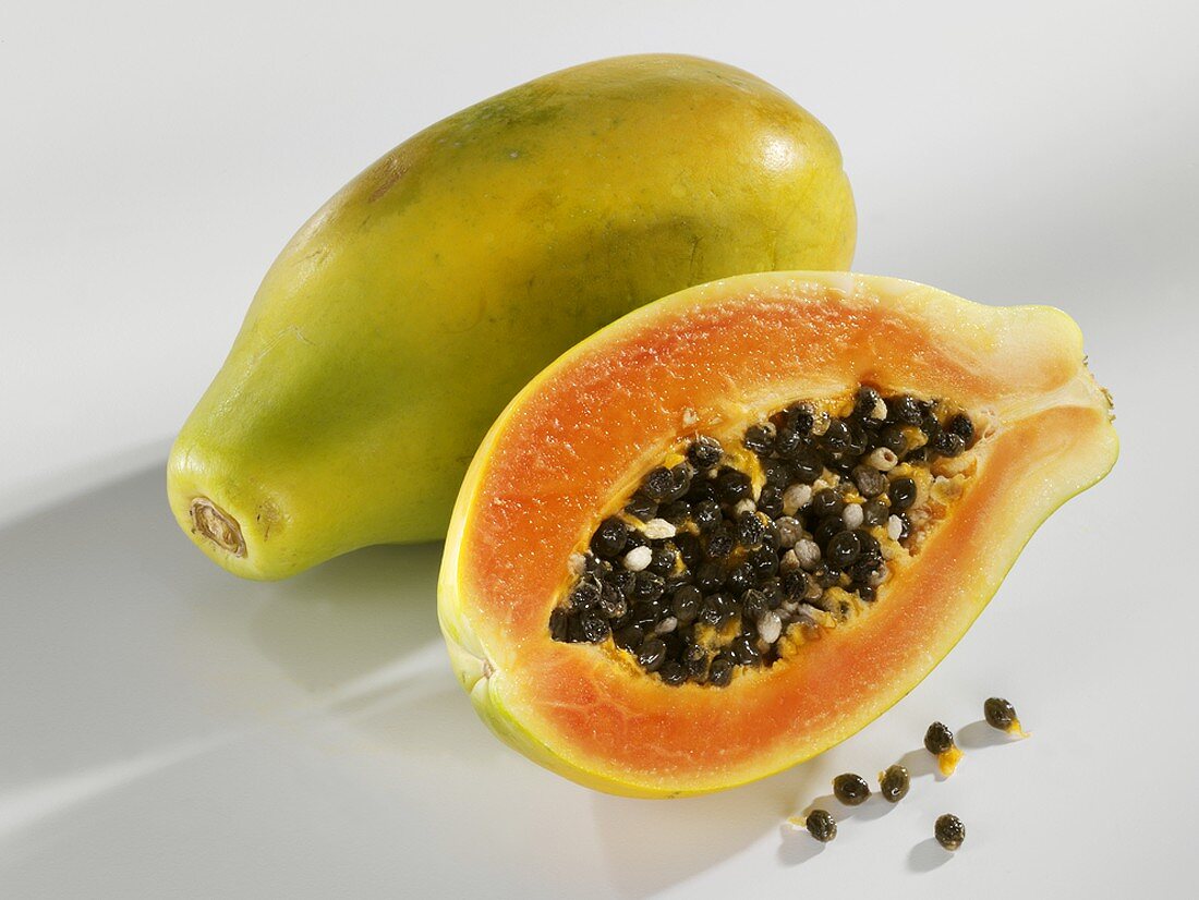 Ganze und halbe Papaya, liegend