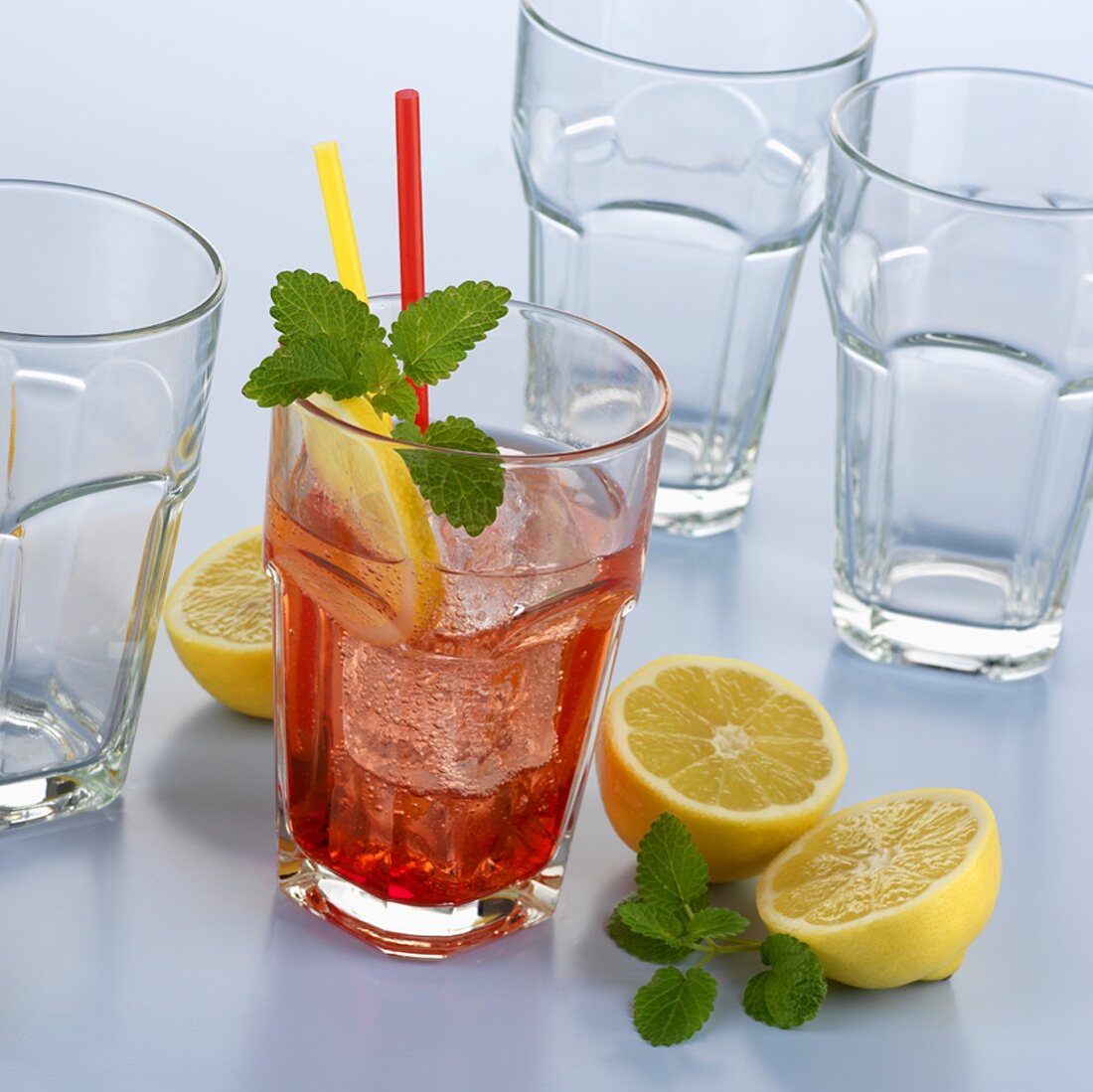 Campari-Soda mit Eiswürfel und Zitronenscheibe