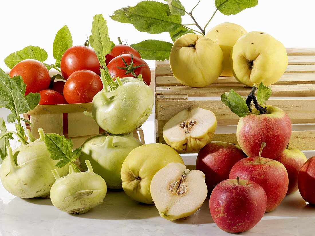 Frische Äpfel, Quitten und Gemüse