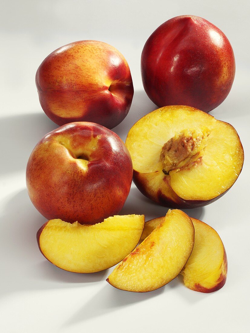 Nectarines, whole, half and slices