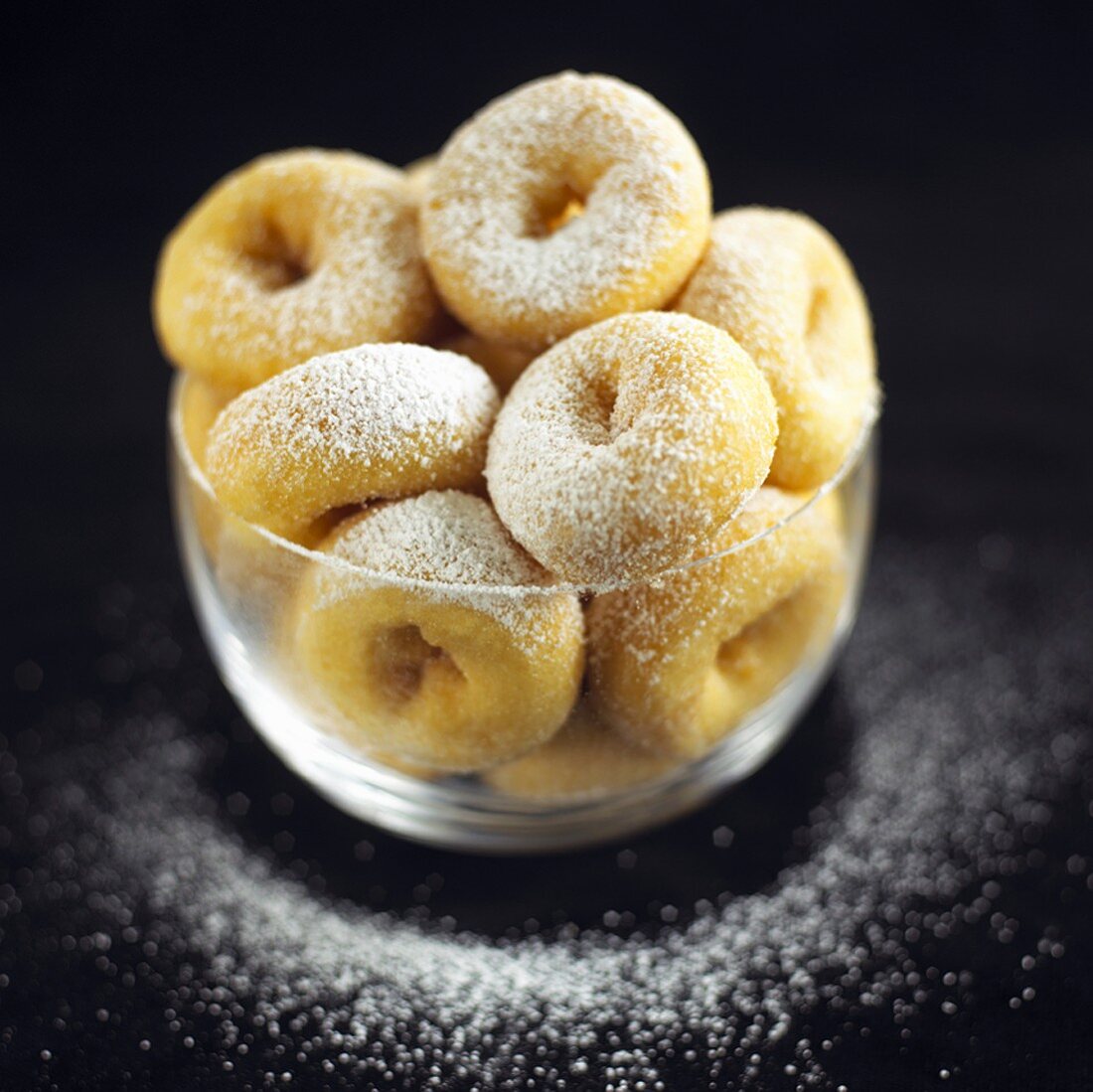 Mini-Doughnuts mit Puderzucker