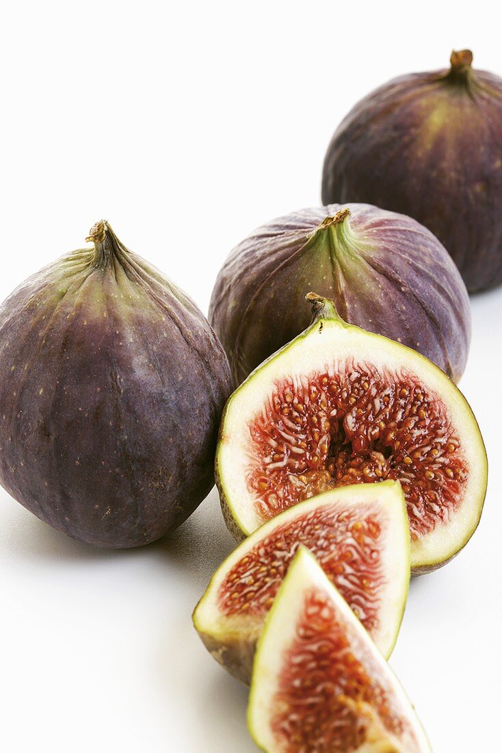 Fresh figs, whole and cut open