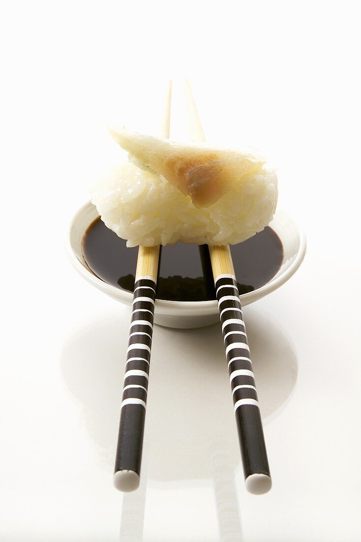 Nigiri-Sushi mit Fisch und Sojasauce