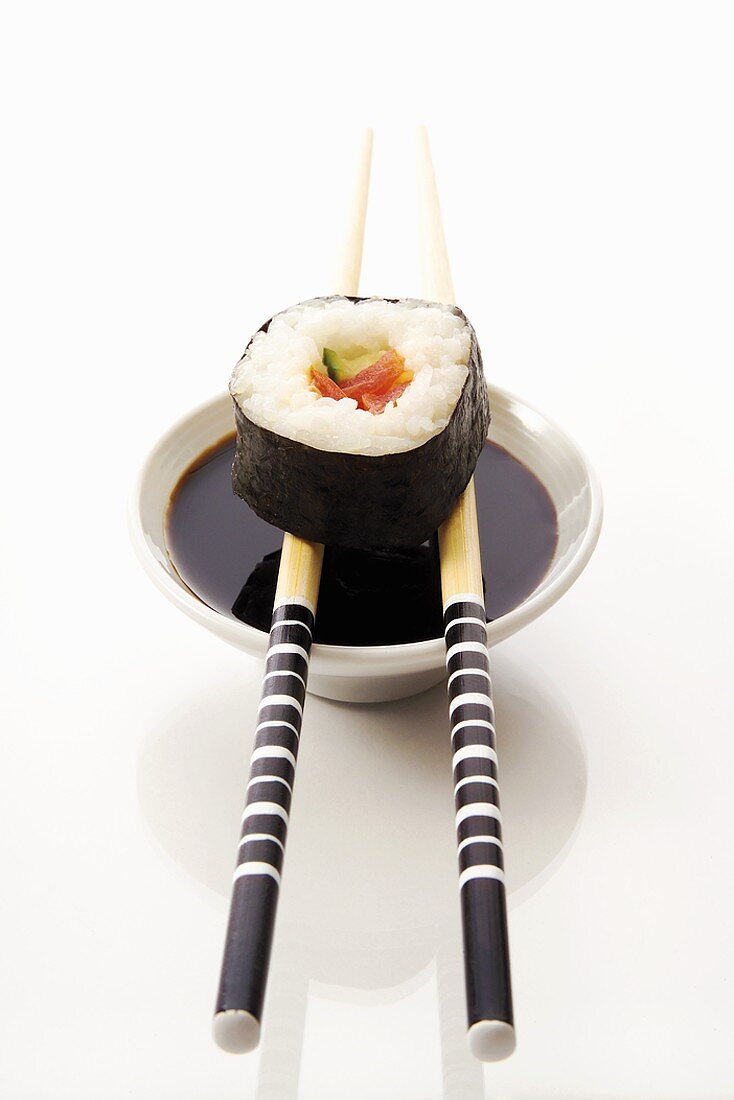 Futo-Maki mit Essstäbchen und Sojasauce