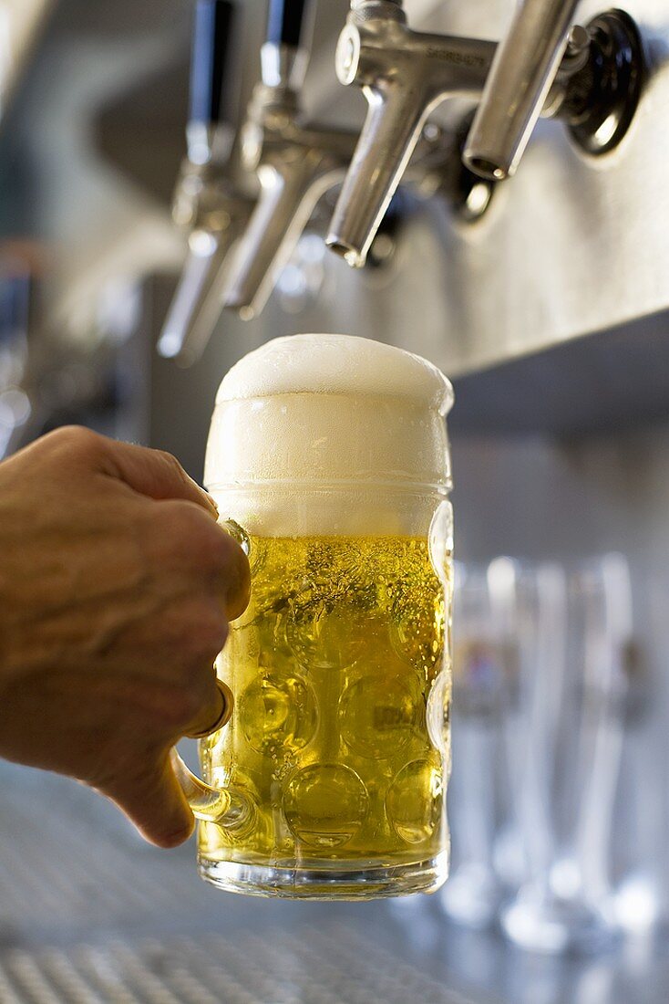 Pouring a litre of draught beer