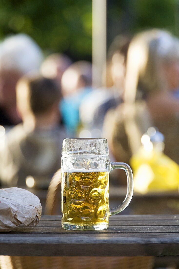 Eine angetrunkene Mass Bier steht auf einem Tisch