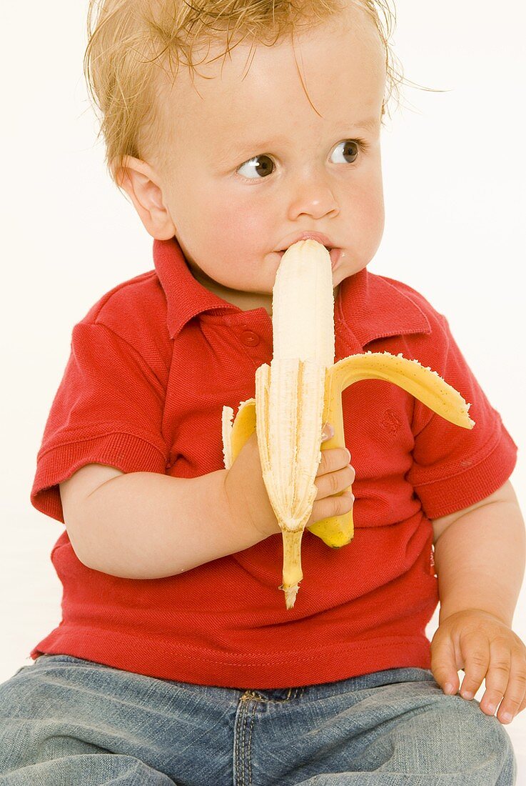 Kleiner Junge isst eine Banane