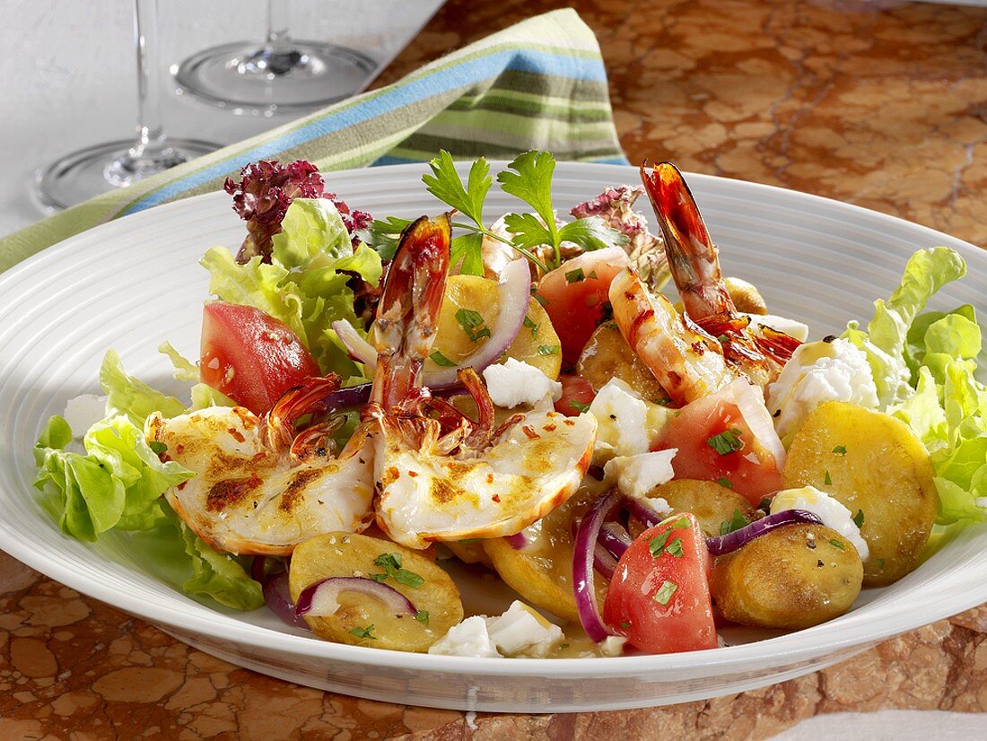 Kartoffelsalat mit gebratenen Garnelen