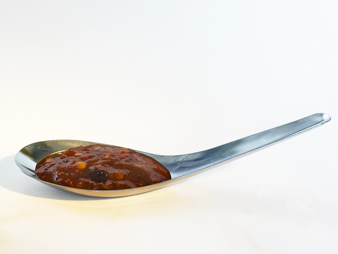 Chili-Bohnen-Paste auf einem Löffel