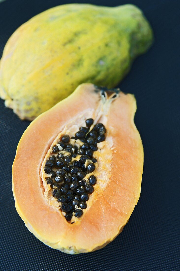Eine halbierte Papaya