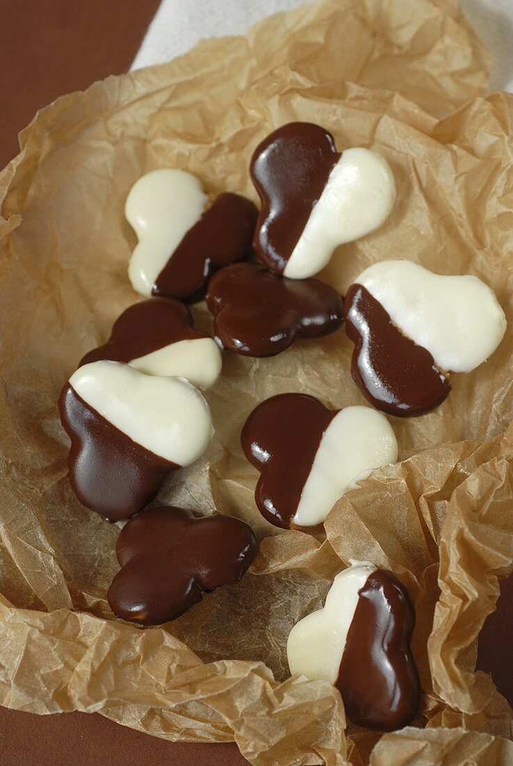 Mürbteigplätzchen mit Schwarz-Weiß-Glasur