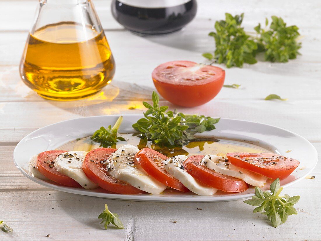 Tomaten-Mozzarella auf einer Platte