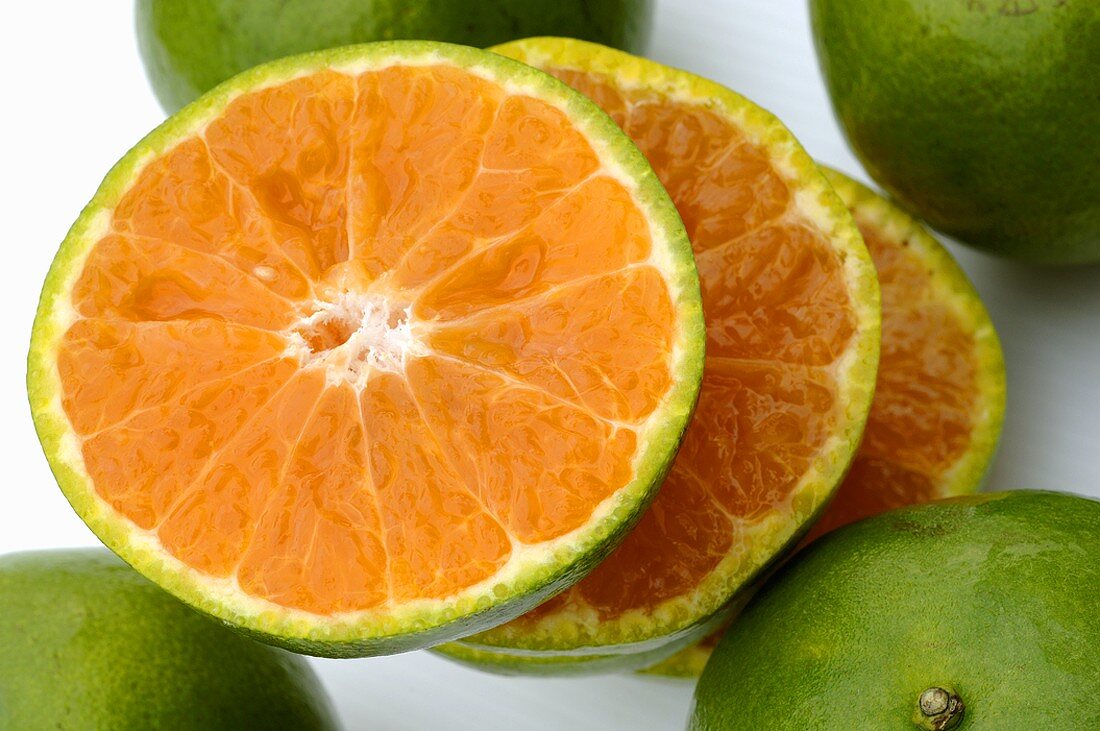 Tangerinen in Scheiben geschnitten