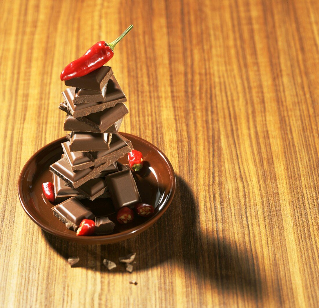 Ein Turm aus Schokoladestücken und Chili