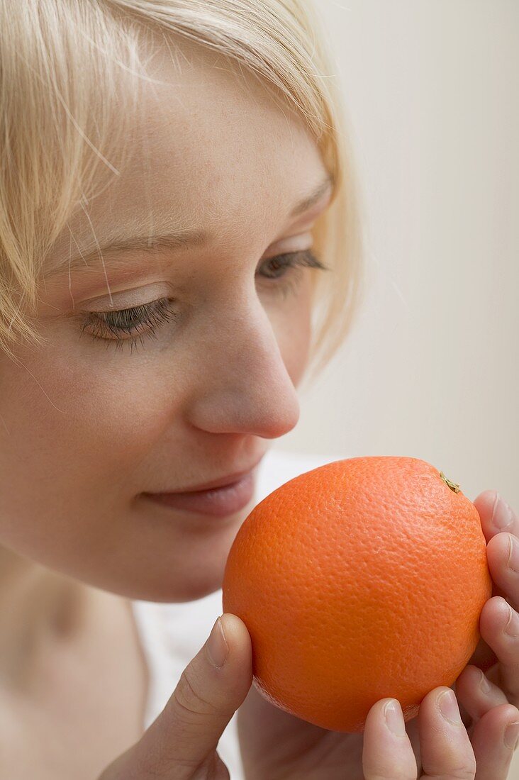 Junge Frau mit Orange