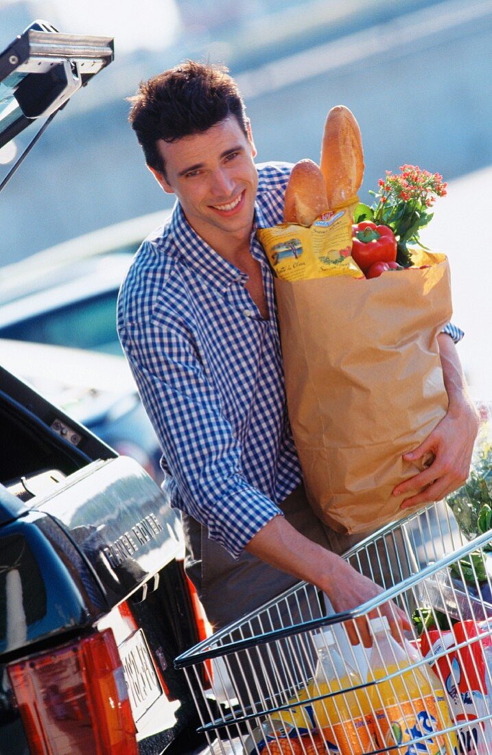 Mann beim Einkauf mit Einkaufswagen