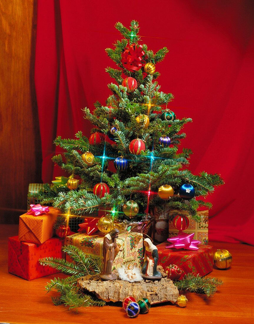 Ein Christbaum mit Geschenken