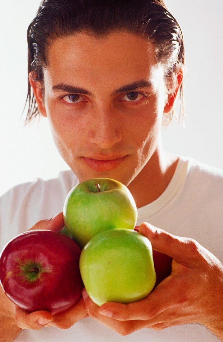 Mann mit Äpfeln